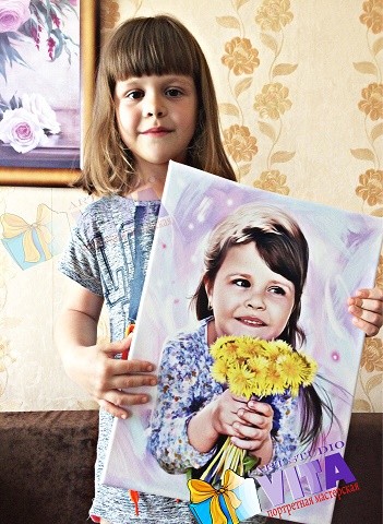 Девочка с портретом Нежный Арт на холсте