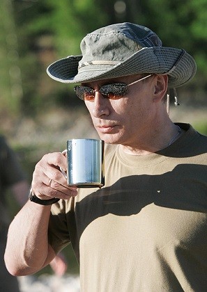 Wladimir Putin beim Angeln am Ufer des Jenissei
